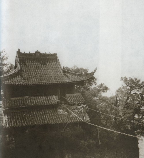 四川江油窦图山，僧侣踏索越堑。1.jpg