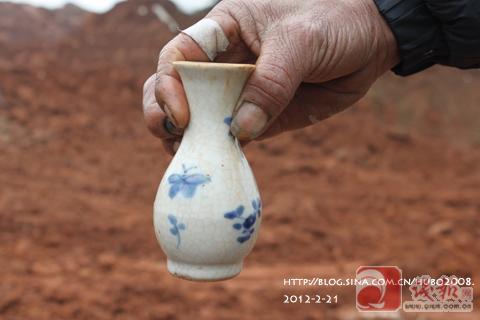 图14：完好无缺的哥窑青花瓶.jpg