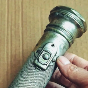 我军革命战争的照明工具—大无畏牌铜壳手电筒。